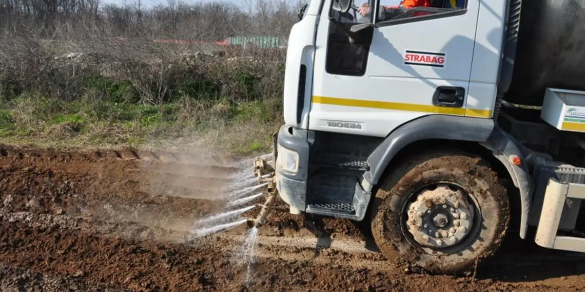 Le pavimentazioni naturali costituiscono una scelta compatibile con l’ambiente, in grado di assicurare buone performance senza l’uso di conglomerati bituminosi o materiali industriali. Queste superfici sono realizzate attraverso la compattazione e la stabilizzazione di terre naturali e materiali inerti selezionati, che possono essere trattati con leganti ecologici per migliorarne la coesione e la resistenza. Le strade naturali risultano ideali per contesti dove l’inserimento paesaggistico è prioritario, come aree agricole, vie forestali, percorsi ciclabili o camminamenti pedonali in zone vincolate. L’aspetto cromatico neutro, l’alta permeabilità e la ridotta emissione di polveri conferiscono a queste soluzioni un valore aggiunto in termini sia ambientali che funzionali. L’effetto finale è una superficie resistente, continua e integrata nel paesaggio, capace di sopportare carichi leggeri e moderati anche in condizioni atmosferiche variabili.